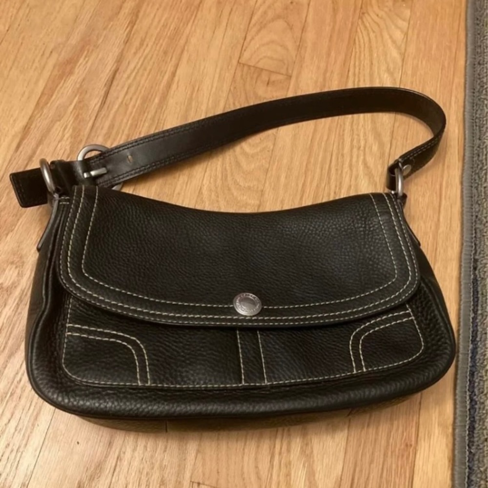 Coach leather handbag purse in like new condition. Dimensions in pic! Beautiful